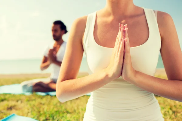 Yoga egzersizleri açık havada yapma birkaç yakın çekim — Stok fotoğraf
