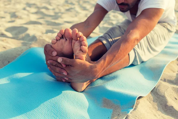 Närbild på mannen att göra yogaövningar utomhus — Stockfoto