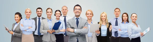 Grupo de empresários felizes sobre fundo azul — Fotografia de Stock