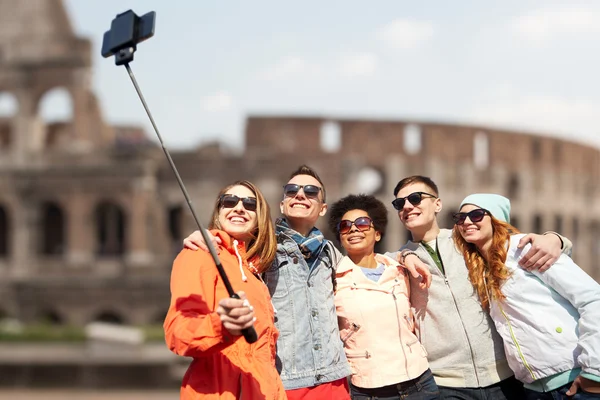 Amigos felices con smartphone selfie stick —  Fotos de Stock