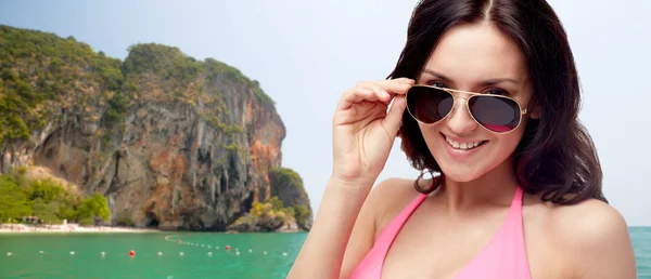 Счастливая женщина в солнечных очках и купальниках — стоковое фото