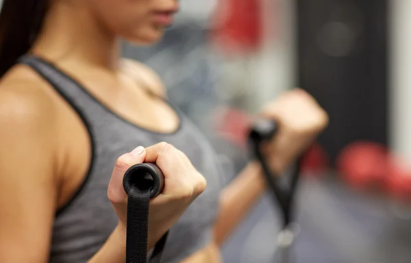 Primo piano di donna che esercita sulla macchina palestra — Foto Stock