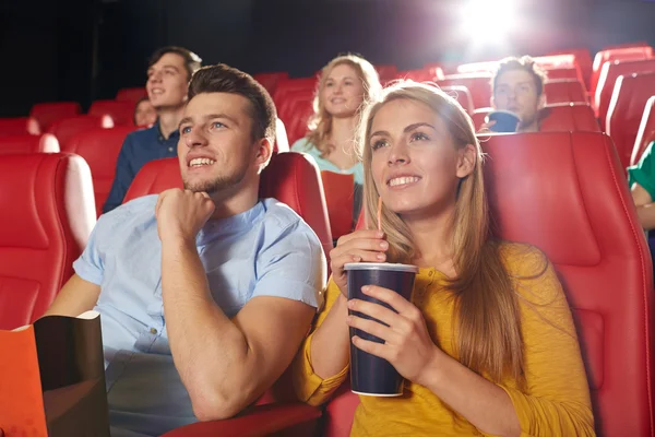 Щасливі друзі дивляться кіно в театрі — стокове фото