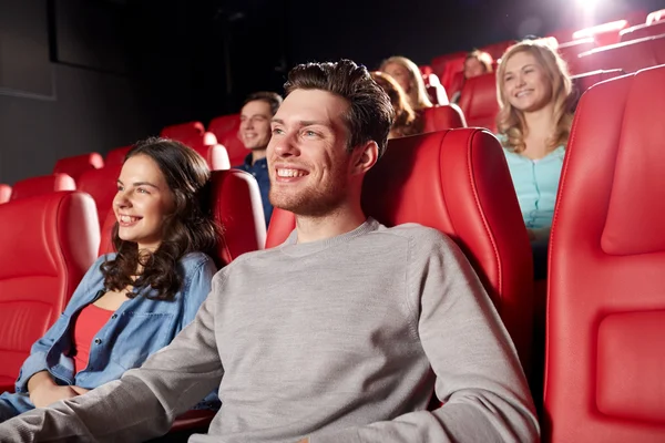 Счастливые друзья смотрят кино в театре — стоковое фото