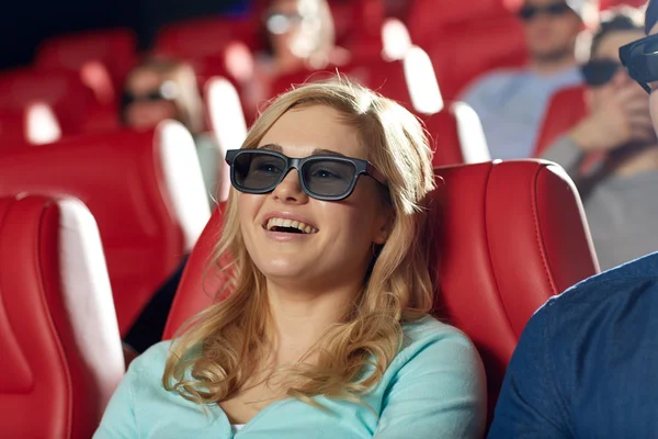 Счастливая молодая женщина смотрит кино в театре — стоковое фото