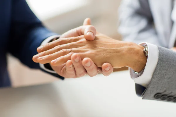 Close up of male gay couple hands and wedding ring — Stock Photo, Image