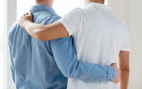 Close up de feliz masculino gay casal abraçando — Fotografia de Stock