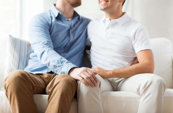 Κοντινό πλάνο ευτυχισμένο αρσενικό γκέι ζευγάρι αγκαλιάζει στο σπίτι — Φωτογραφία Αρχείου
