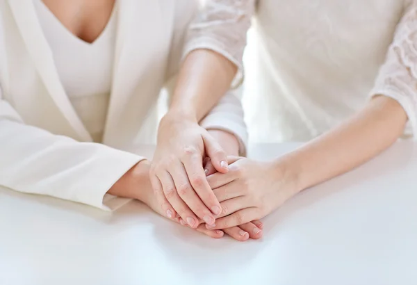 Närbild av lyckligt gifta lesbiska par händer — Stockfoto