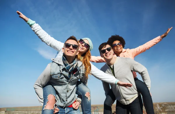 Happy vrienden in tinten plezier buitenshuis — Stockfoto