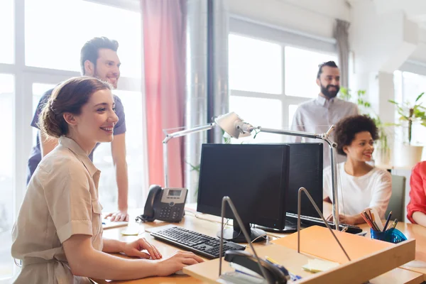 Equipe criativa feliz no escritório — Fotografia de Stock