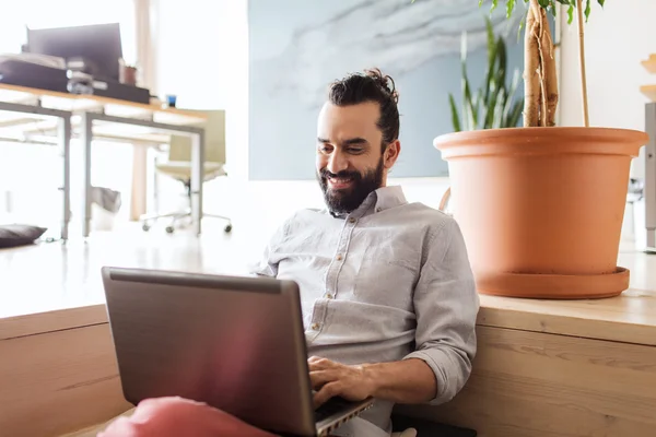 Gelukkig creatieve mannelijke kantoor werknemer met laptop — Stockfoto