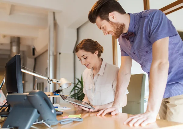 Glückliches Kreativteam mit Tablet-PC im Büro — Stockfoto