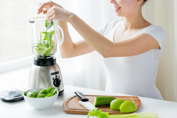 Close up of woman with blender and vegetables — Stock Photo, Image