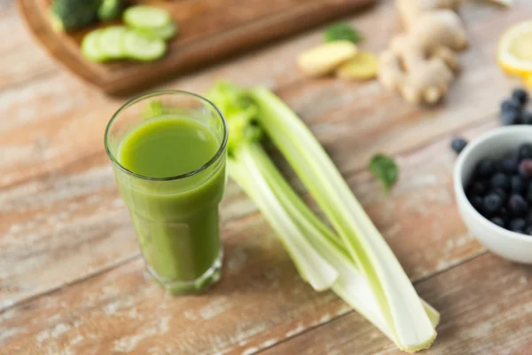 Close-up de vidro de suco verde fresco e aipo — Fotografia de Stock