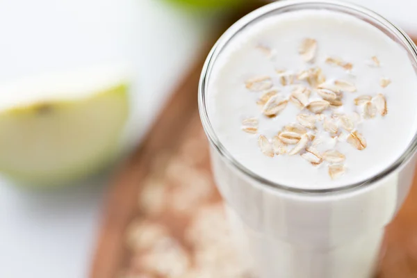 Menutup dari yogurt dengan serpih oat — Stok Foto