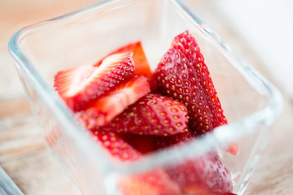 Sappige verse rijpe rode aardbeien in glazen kom — Stockfoto