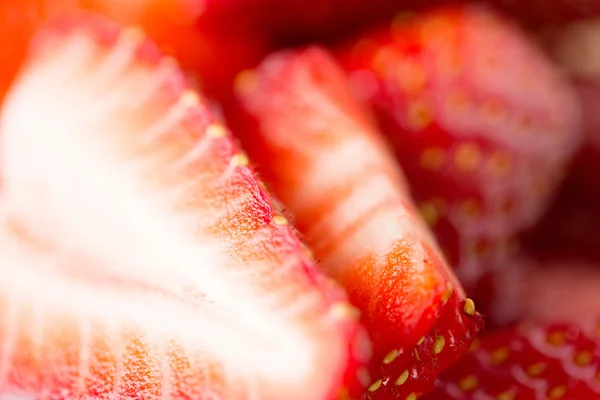 Succosa fresca matura fette di fragola rossa — Foto Stock