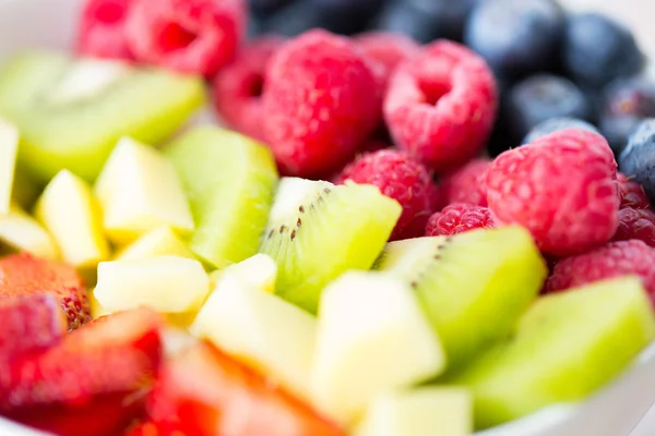 Nahaufnahme von Früchten und Beeren in Schüssel — Stockfoto