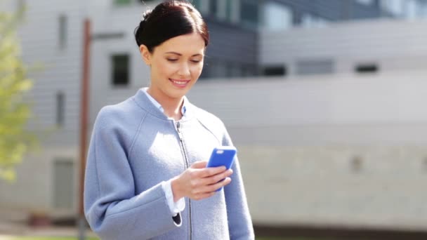 Sonriente mujer de negocios con mensajes de texto de teléfonos inteligentes — Vídeo de stock