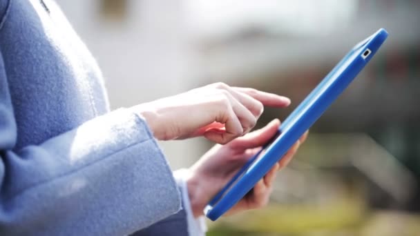 Mãos mulher de negócios com tablet pc na cidade — Vídeo de Stock