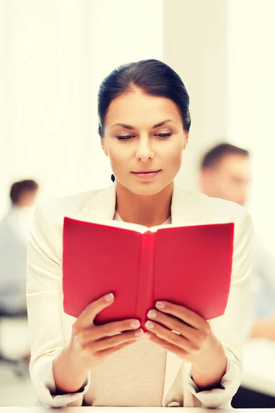 Libro de lectura de mujer en la universidad u oficina —  Fotos de Stock