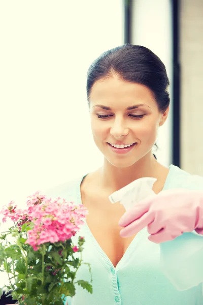 Encantadora ama de casa con flor — Foto de Stock