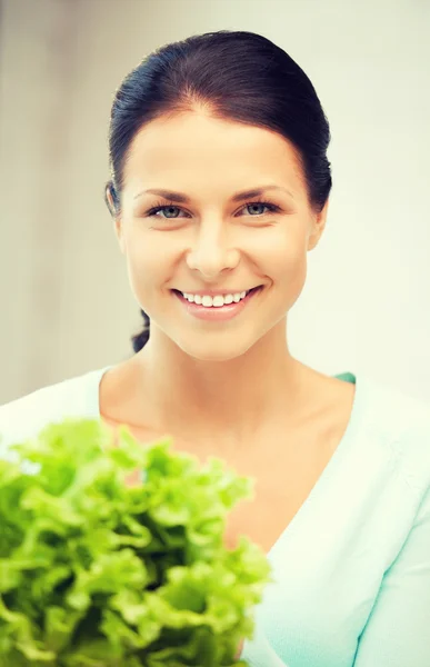 Mujer hermosa en la cocina — Foto de Stock