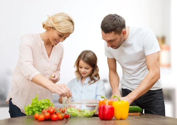 Glückliche Familie kocht Gemüsesalat zum Abendessen — Stockfoto