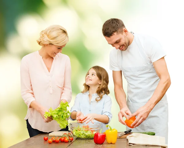 Felice famiglia cucina insalata di verdure per cena — Foto Stock