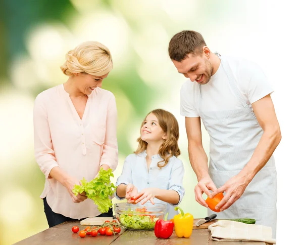 Cuisine familiale heureuse salade de légumes pour le dîner — Photo