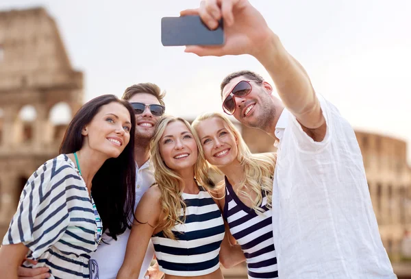 Amici che scattano selfie con smartphone — Foto Stock