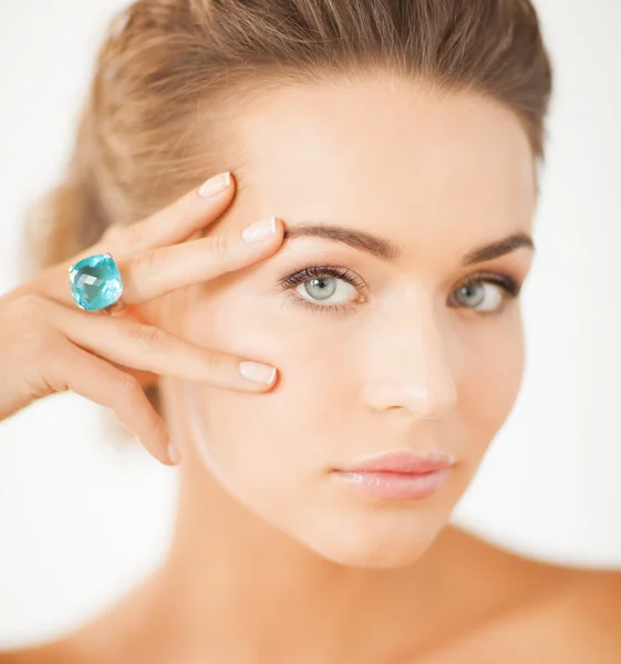 Vrouw met een sieraden ring — Stockfoto