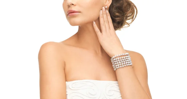 Жінка з перловими сережками і браслетом — стокове фото