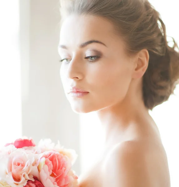 Mariée avec bouquet de fleurs — Photo