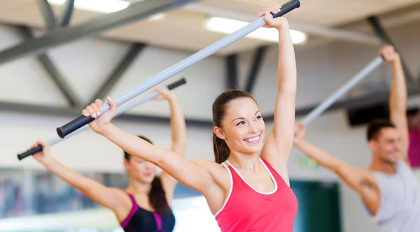 Grup gülümseyen insanların barbell ile çalışma — Stok fotoğraf