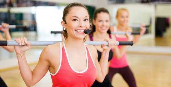 Skupina usmívající se lidí, cvičit s barbells — Stock fotografie