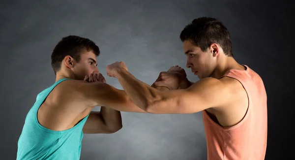 Homens jovens lutando — Fotografia de Stock