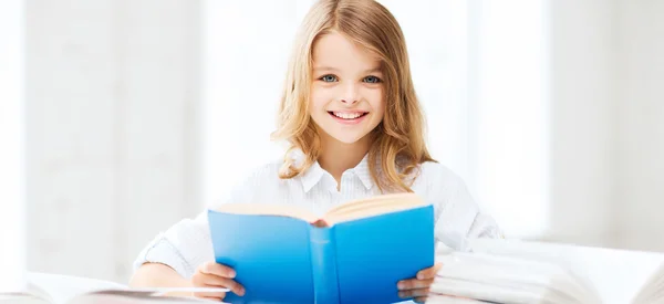 Estudiante chica estudiando en la escuela — Foto de Stock