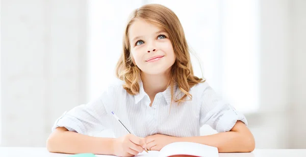 Schülerin lernt in der Schule — Stockfoto