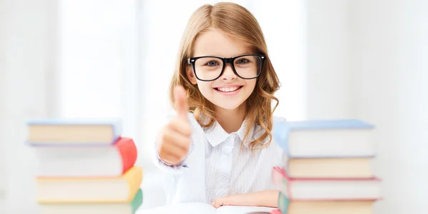 Estudante menina estudando na escola — Fotografia de Stock