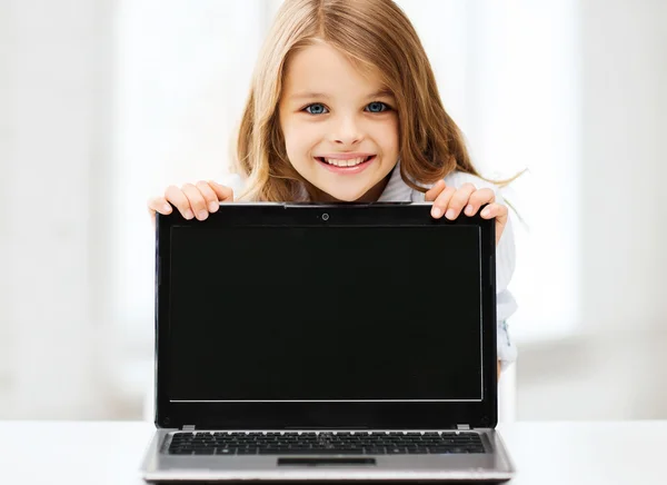 Chica con PC portátil en la escuela — Foto de Stock