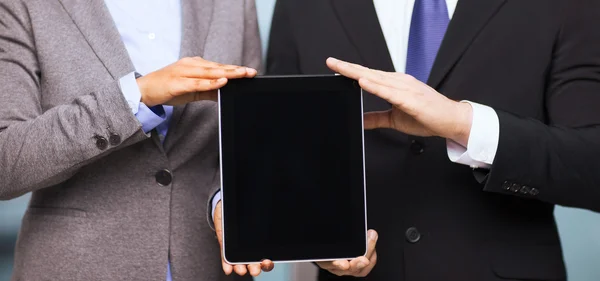 Biznesmen i interesu z komputera typu tablet — Zdjęcie stockowe