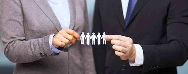 Empresário e empresária segurando equipe de papel — Fotografia de Stock