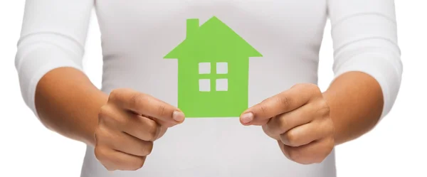 Mulher mãos segurando casa verde — Fotografia de Stock