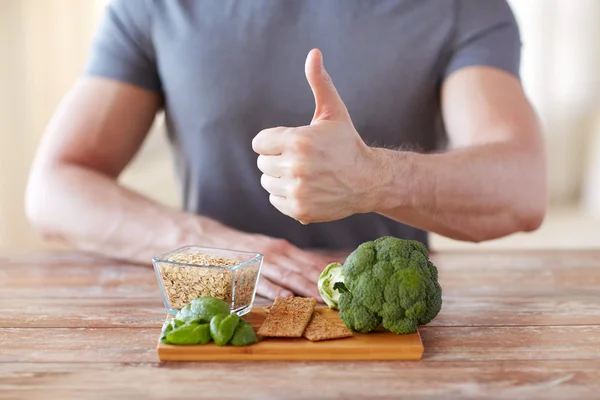 Primer plano de las manos masculinas mostrando alimentos ricos en fibra — Foto de Stock