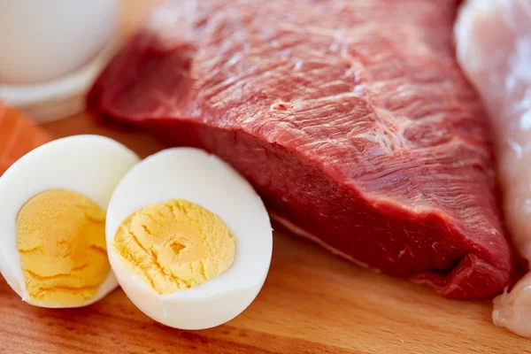 Gros plan des filets de viande rouge et des œufs durs — Photo
