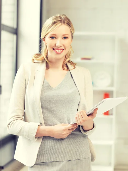 Femme heureuse avec des documents — Photo