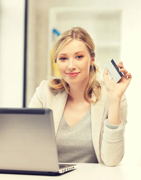 Donna felice con computer portatile e carta di credito — Foto Stock