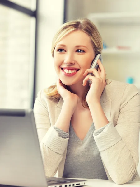 Zakenvrouw met mobiele telefoon — Stockfoto